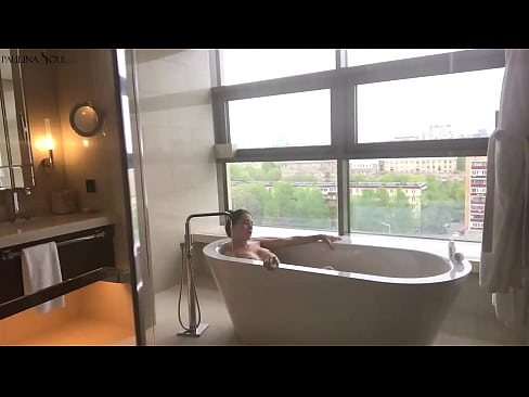 ❤️ Milžiniškas kūdikis aistringai masturbuoja savo putę vonios kambaryje ❤ Namų porno prie mūsų ﹏